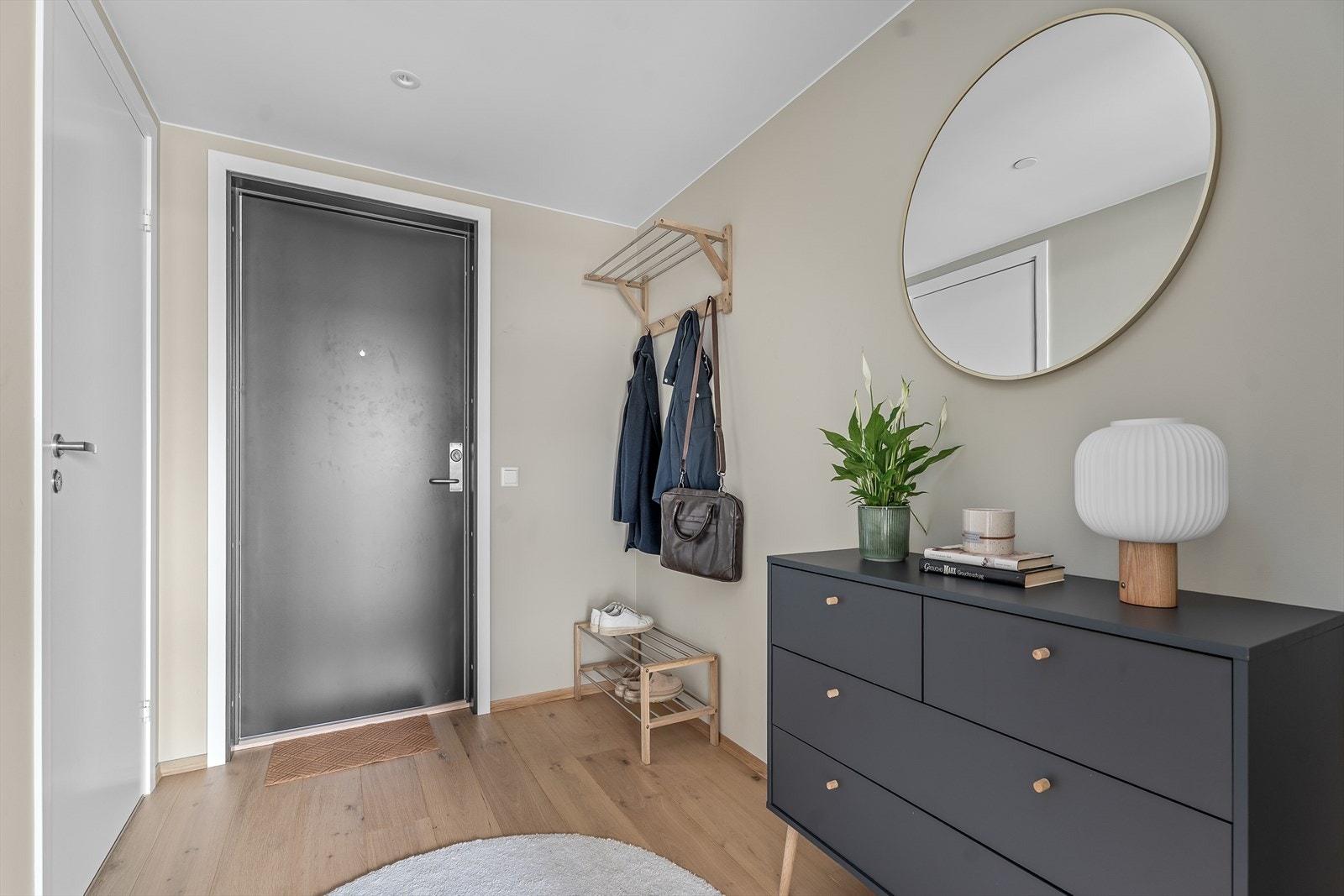 Innbydende entré på 5,8m² med god plass til oppbevaring av både sko og yttertøy. Galleribilde