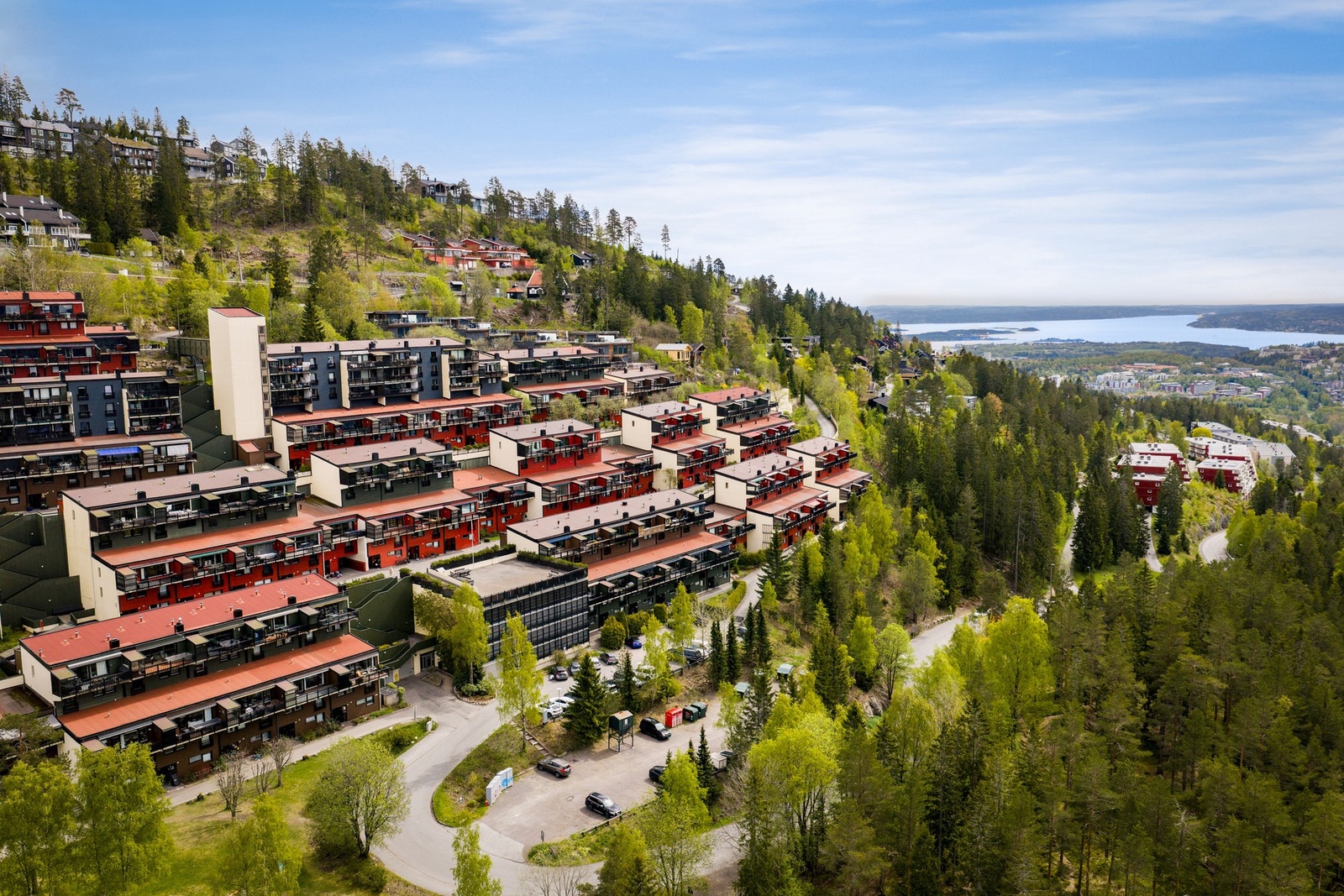 Her bor du med kort vei til skiløyper, Wyllerløypa, Tryvann, Strømsdammen og Bogstadvannet, samtidig som Skogen T-banestasjon gir enkel adkomst mot Majorstuen og sentrum. Galleribilde