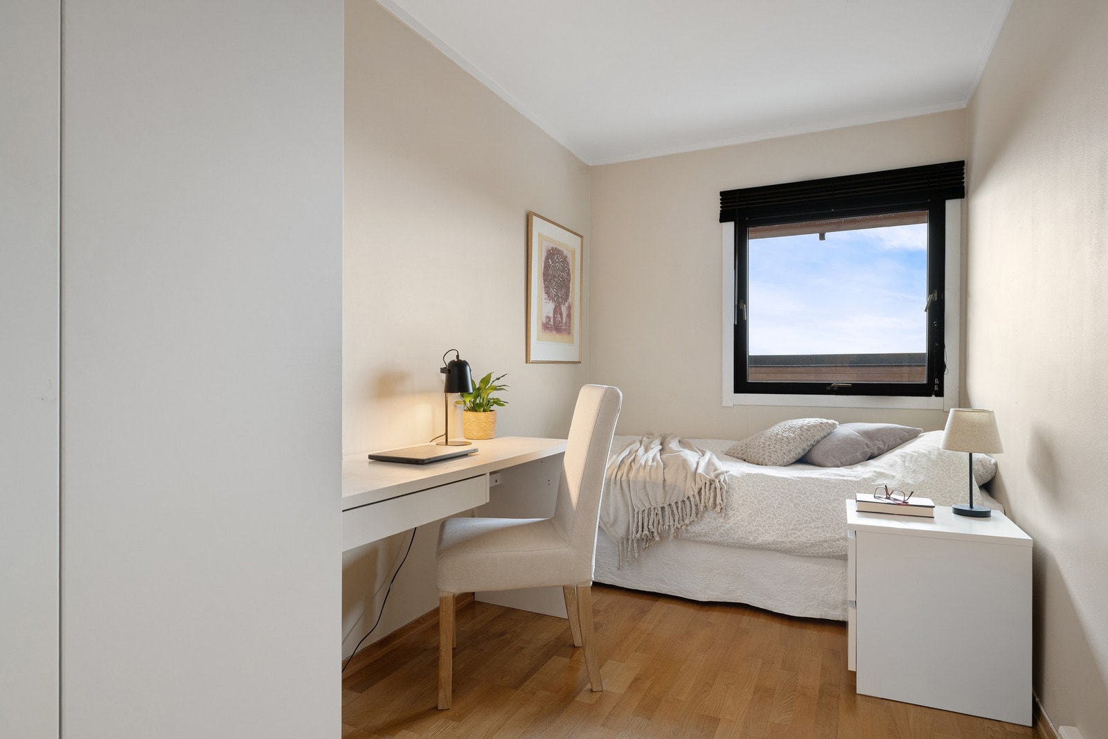 Det tredje soverommet har en fleksibel størrelse med plass til både seng, skrivebord og garderobe, perfekt for en familie i ulike livsfaser. Galleribilde