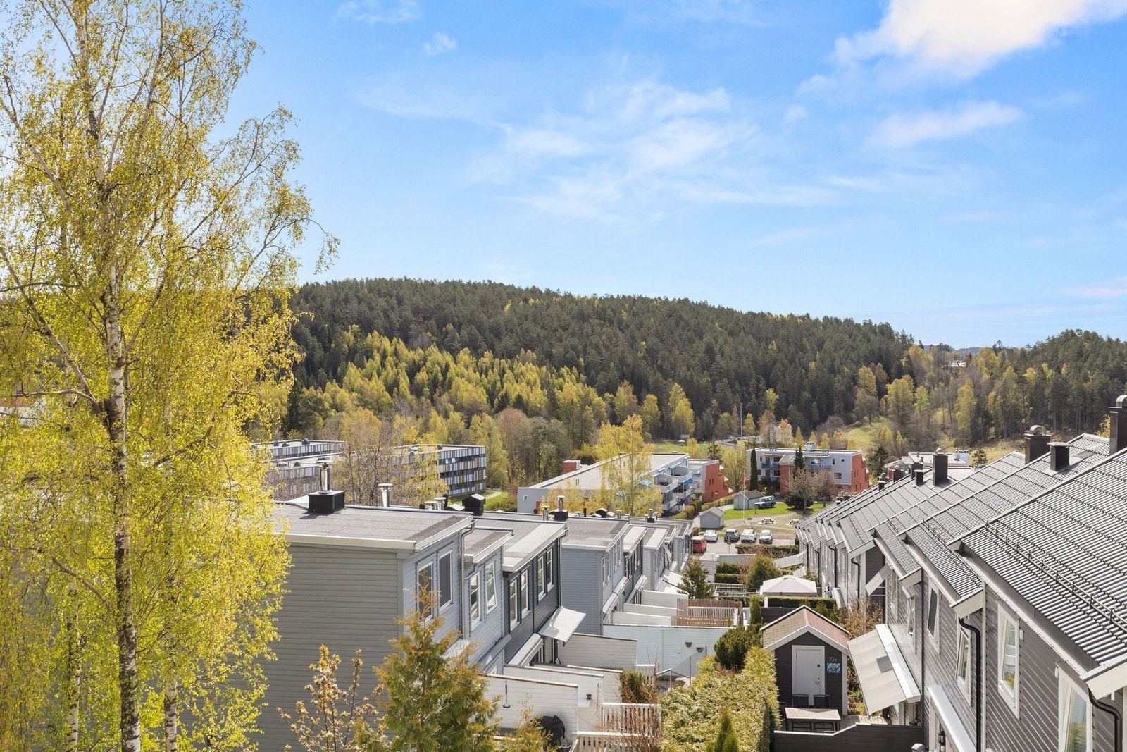Utsikt over området og mot Østmarka fra balkongen. Galleribilde