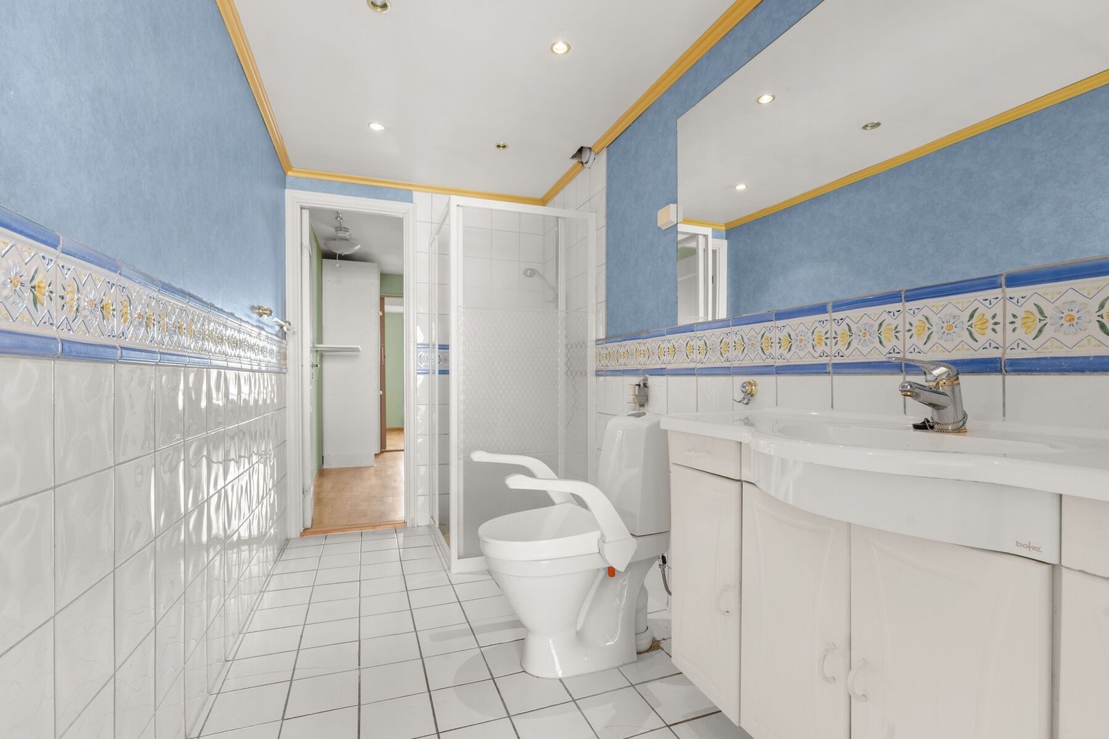 Badet har dør til soverom og entrè Galleribilde