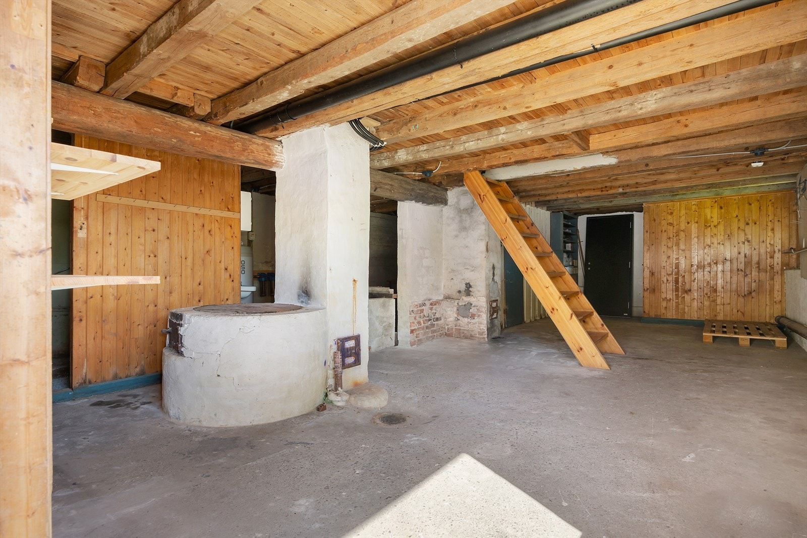 Romslig kjeller med betonggulv. Her er det rikelig med plass til lagring og verksted. Galleribilde