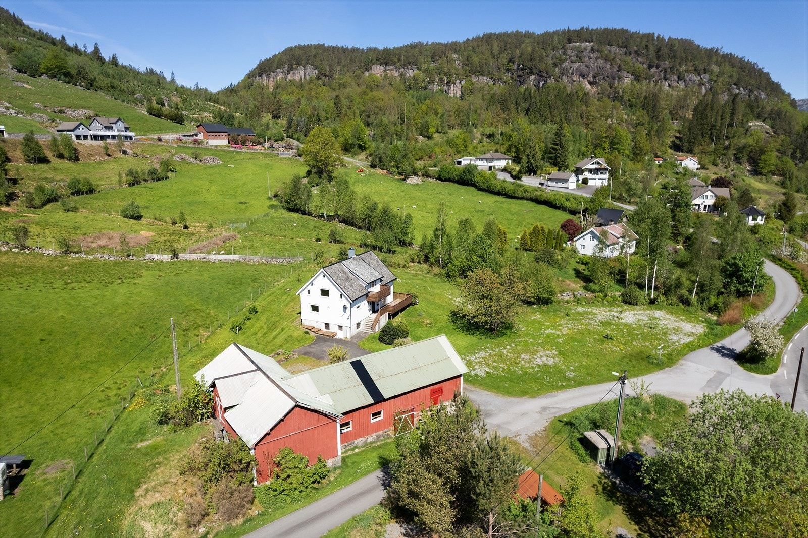 Oversikt over gårdstunet med våningshus og driftsbygninger. Galleribilde