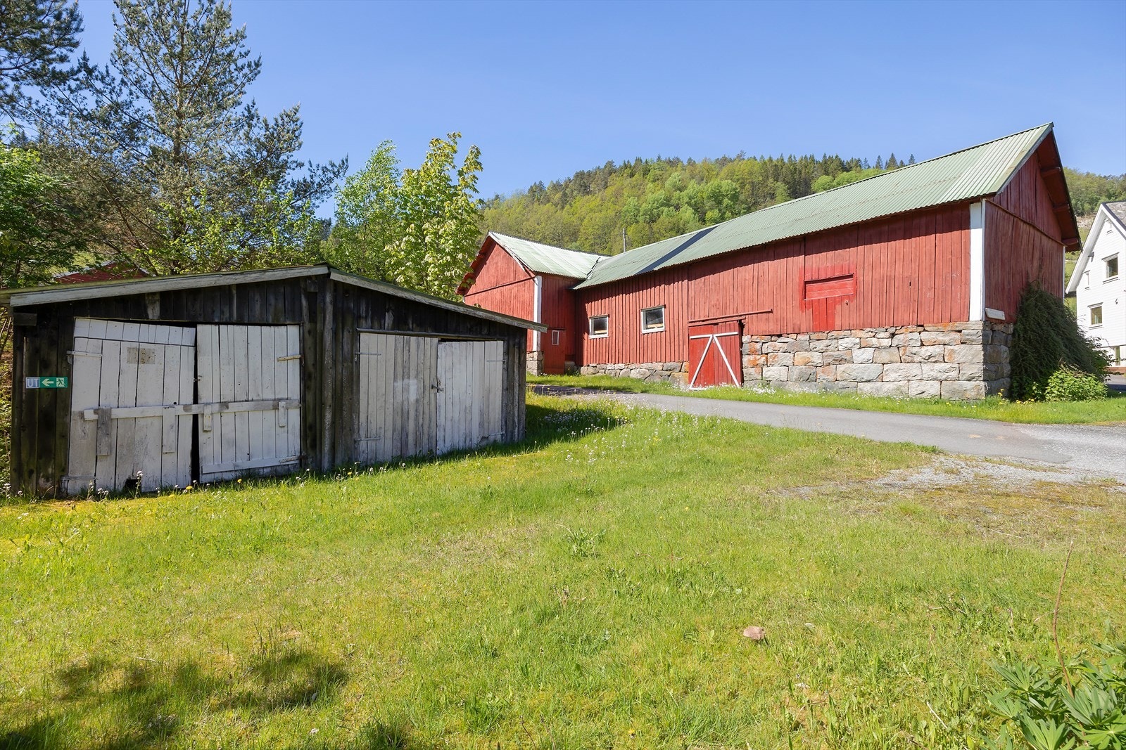 Eiendommen har flere garasjer og uthus som gir gode muligheter for lagring av kjøretøy og utstyr. Galleribilde