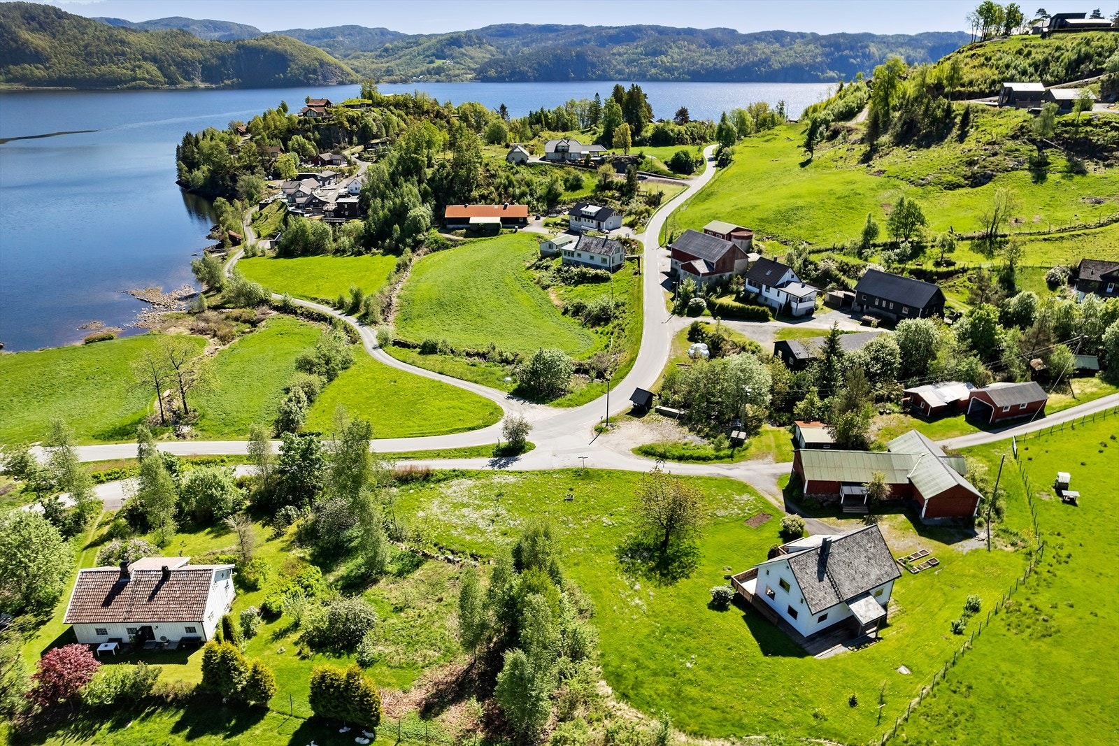 Eiendommen ligger i Kjellesvik, med flott utsikt over Lundevannet. Galleribilde
