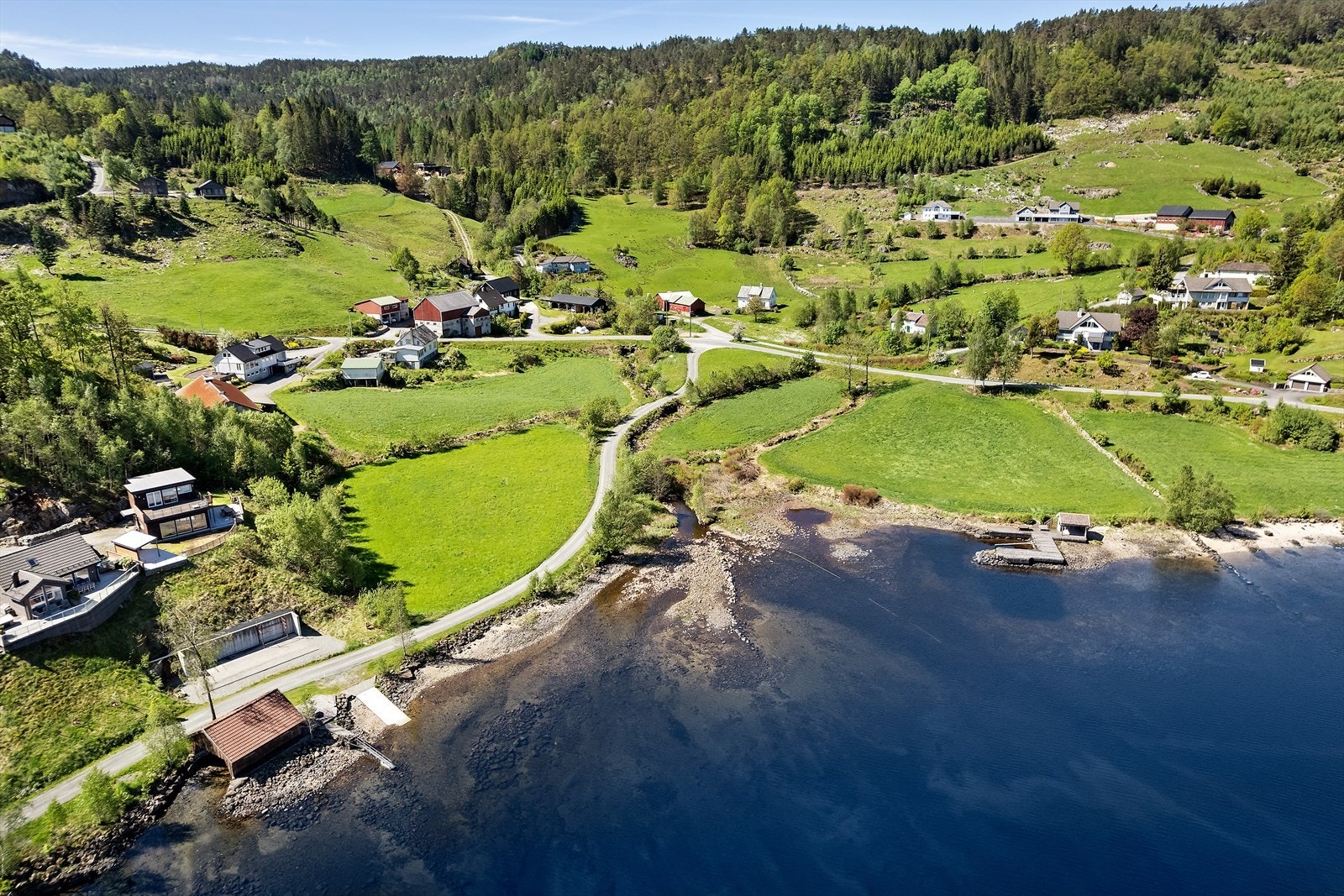 Fra eiendommen er det kort vei ned til vannet. Galleribilde