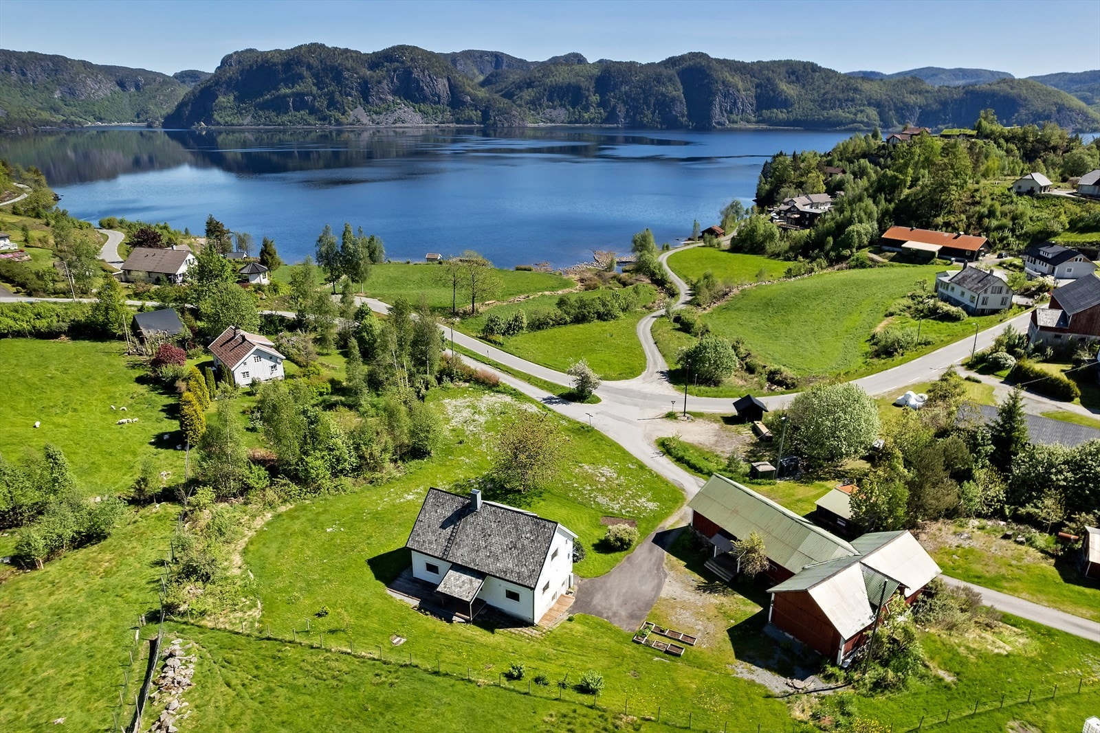 Velkommen til dette gårdsbruket i Kjellesvik! Foto: Arne Ove Østebrøt Galleribilde