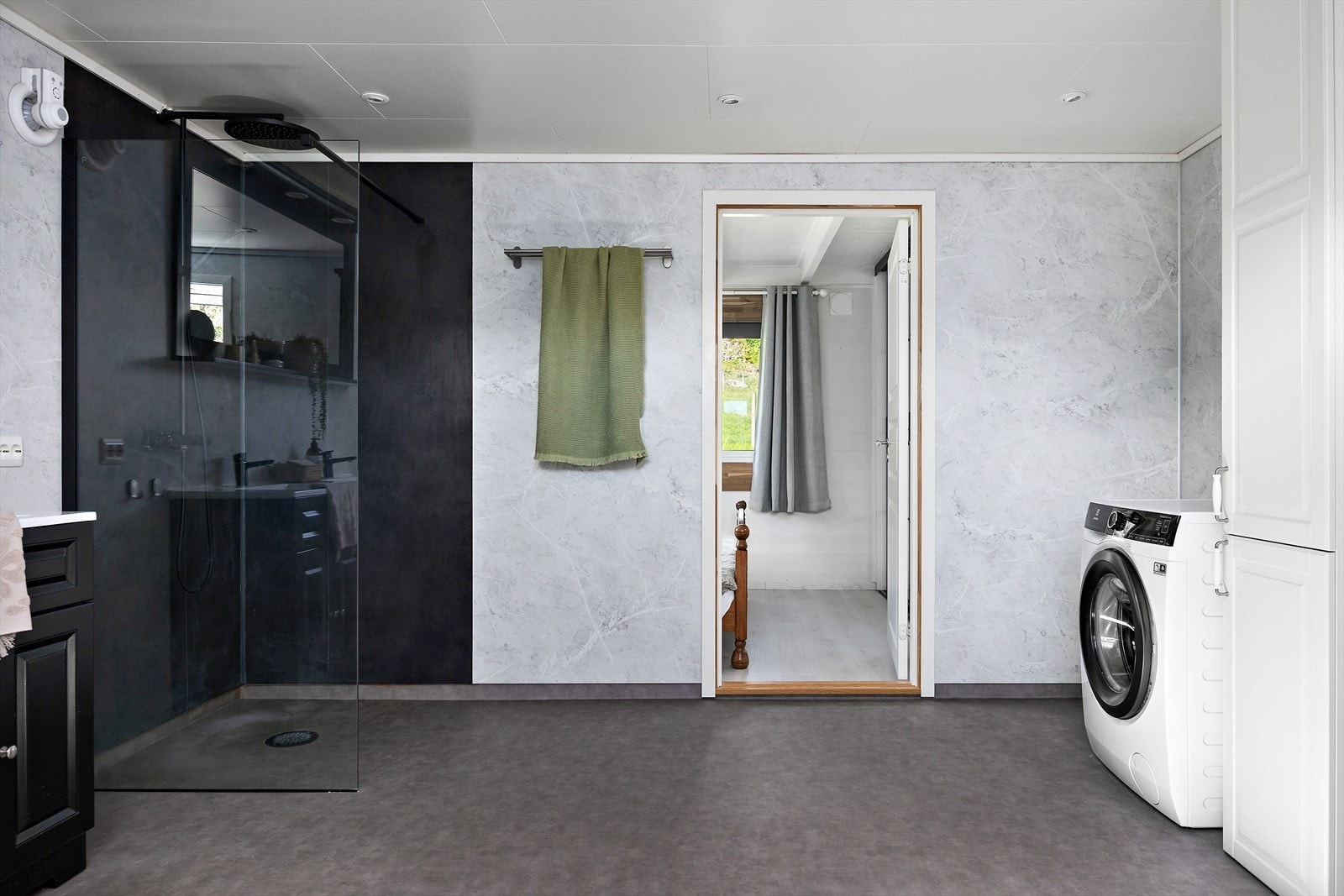 Badet i første etasje fungerer også som vaskerom, med opplegg for vaskemaskin og kondenstørketrommel. Galleribilde