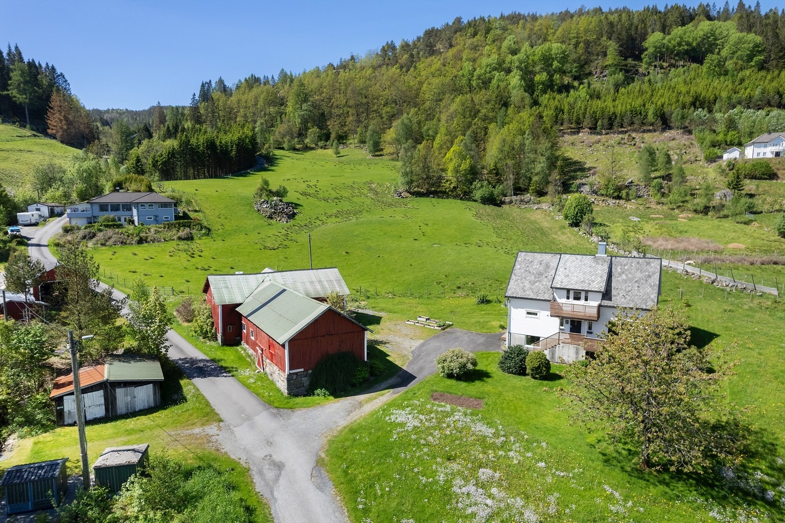 Gode parkeringsmuligheter på egen tomt. Galleribilde