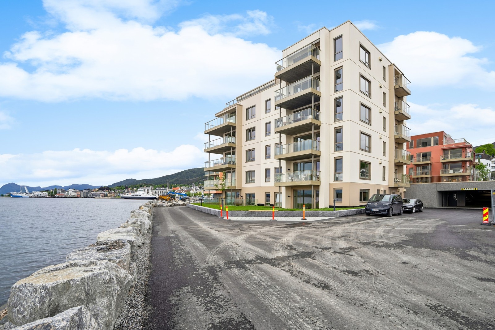 Det er i dag innkjøring til parkering ved siden av leiligheten. Dette vil bli flyttet i løpet av byggetrinn 2 Galleribilde