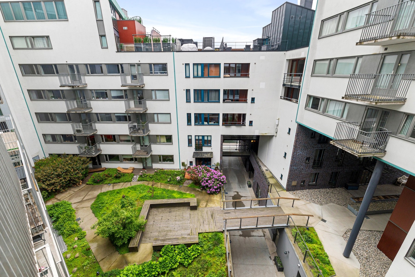 Boligen ligger høyt og fritt i byggets 6. etasje, med balkong vendt mot hyggelig bakgård Galleribilde