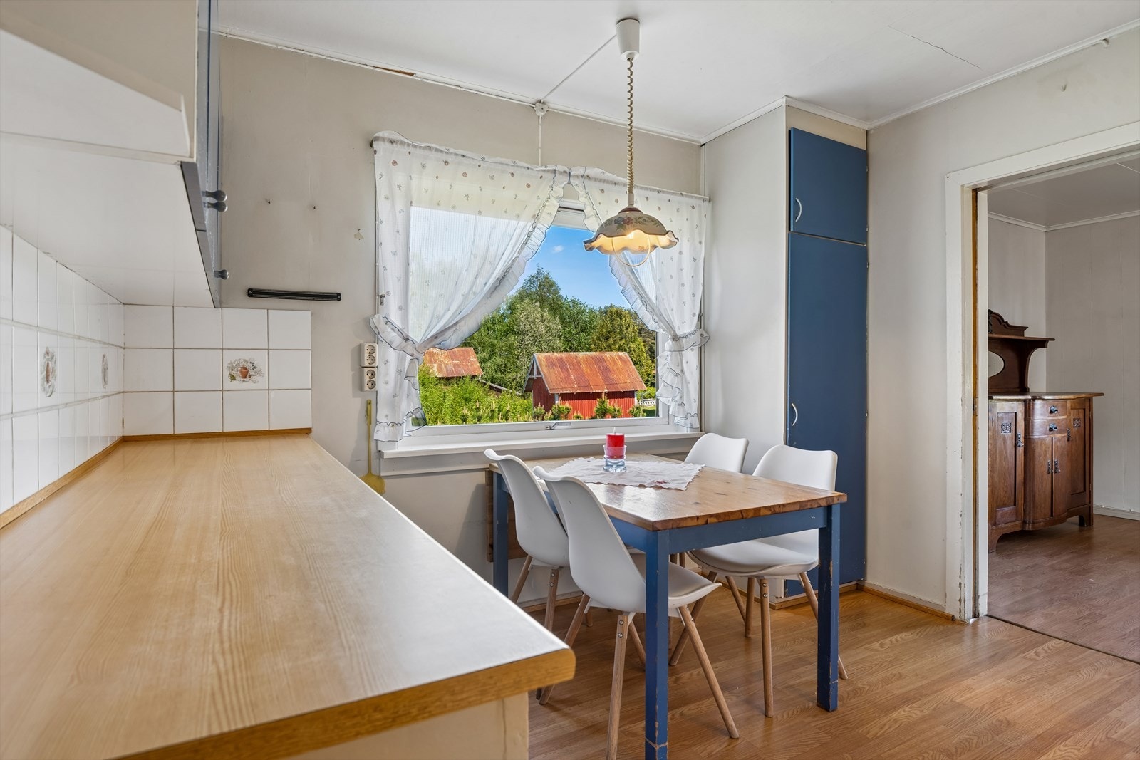 Respatex benkeplate gir godt med arbeidsflate, og fliser beskytter veggen over benken. Galleribilde
