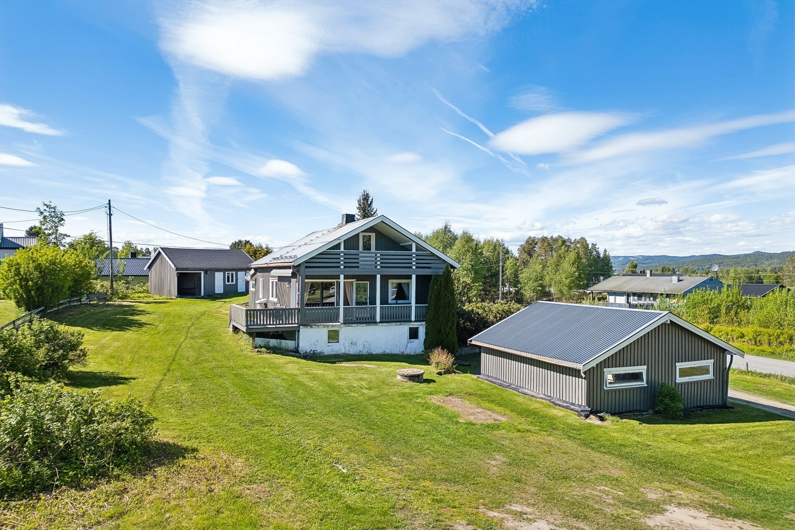 Eiendommen ligger i et rolig nabolag med nærhet til skog og mark, som gir gode turmuligheter. Galleribilde