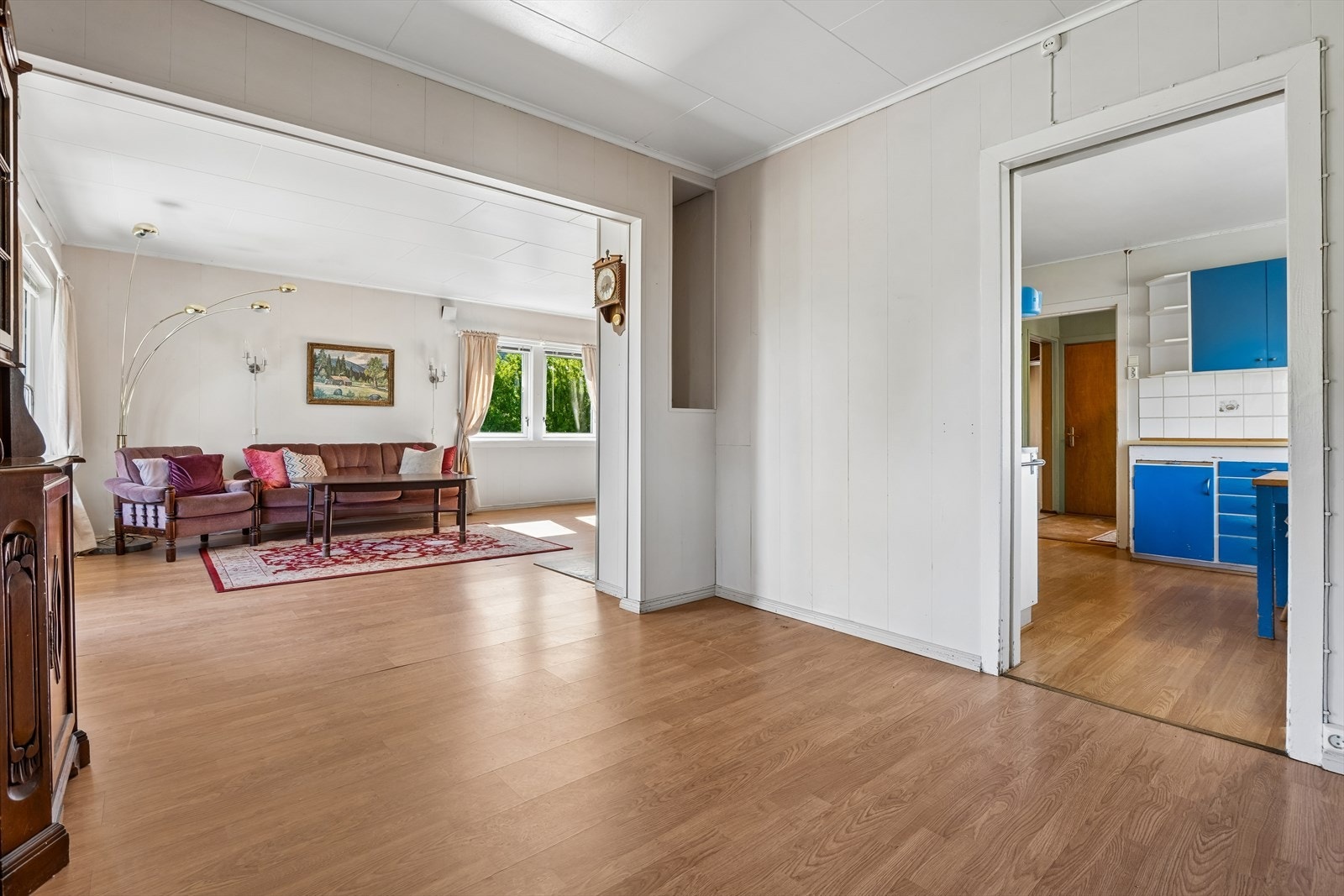 Spisestuen fungerer som et bindeledd mellom stuen og det separate kjøkkenet. Galleribilde