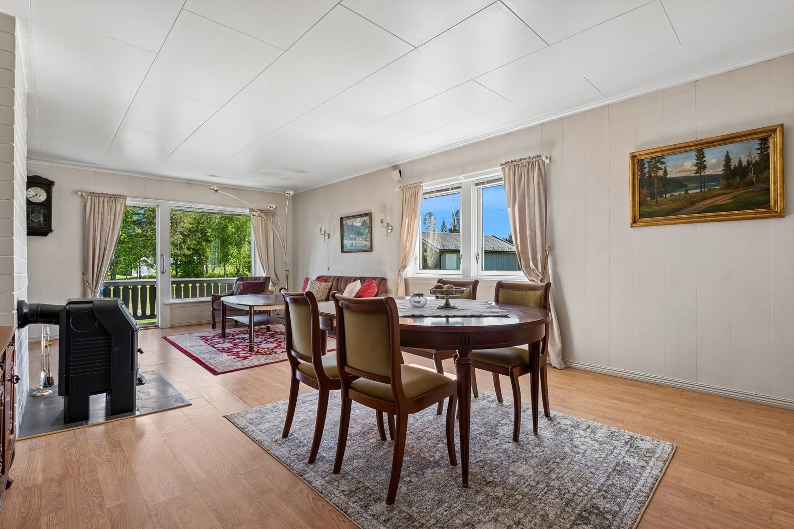 Stuen har en åpen løsning mot spisestuen, med god plass til både sofagruppe og spisebord. Galleribilde