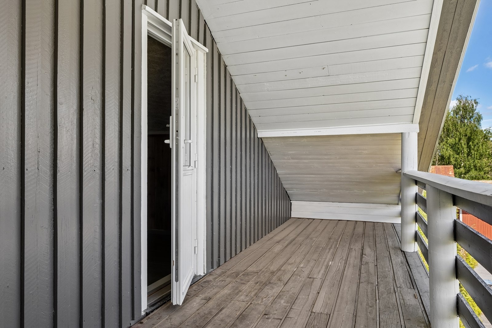 Overbygget veranda i andre etasje med adkomst fra et av rommene. Galleribilde