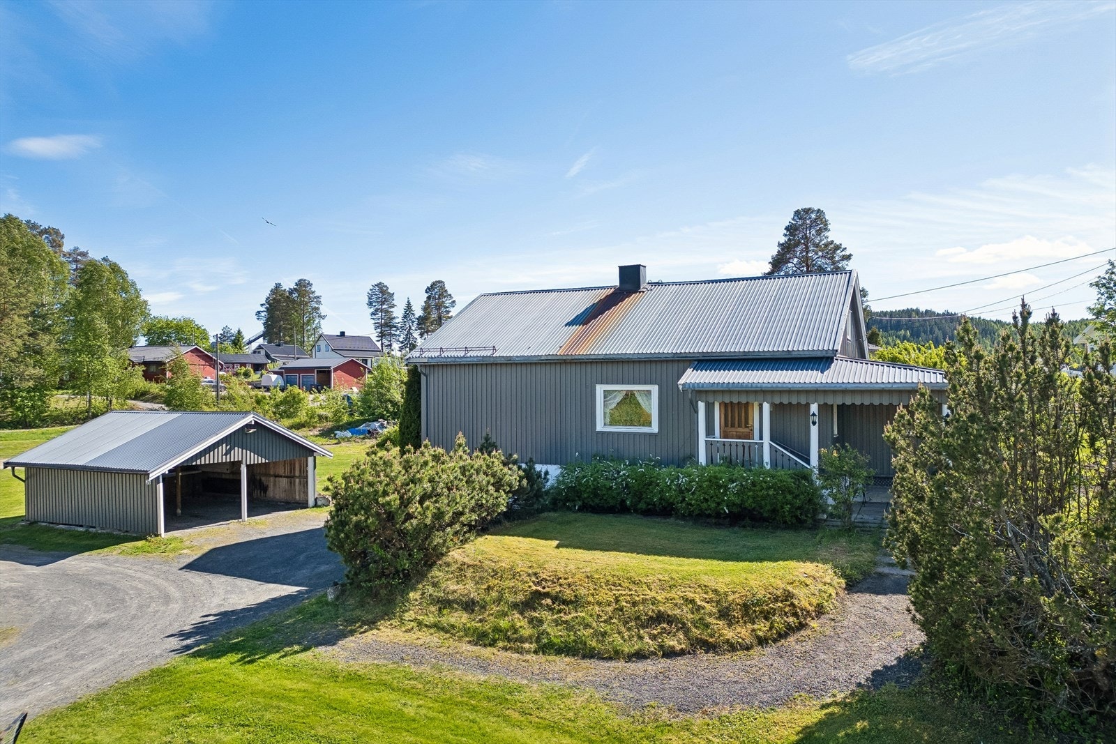 Enebolig oppført i 1956 med tilbygg fra 1985. Eiendommen inkluderer også et uthus med carport og en frittstående carport. Galleribilde