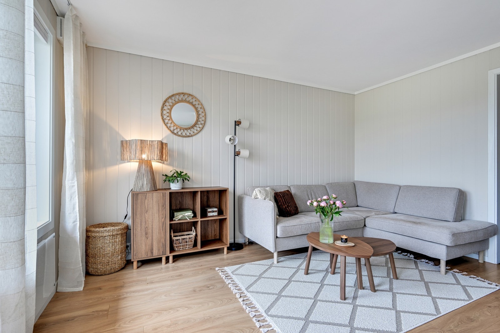 Stuen oppleves lys og harmonisk med fine overflater og god plass til sofa og annet ønskelig møblement Galleribilde