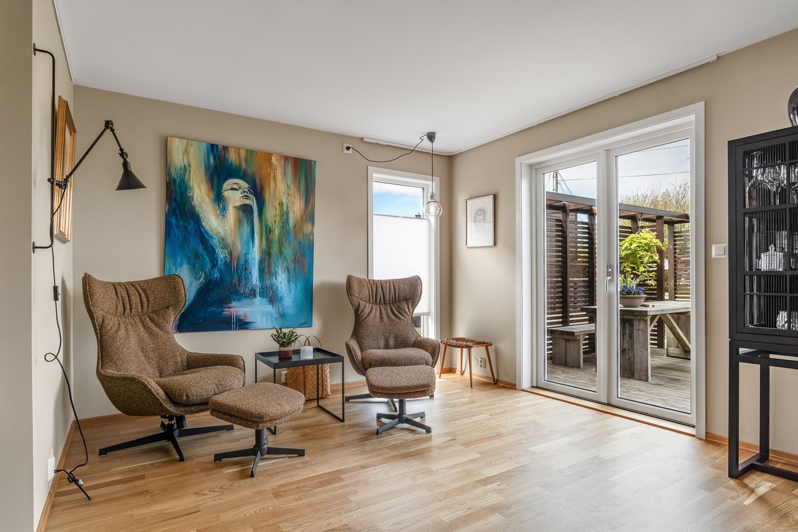 Fra stuen er det direkte utgang til terrassen og den pent opparbeidede hagen. Galleribilde