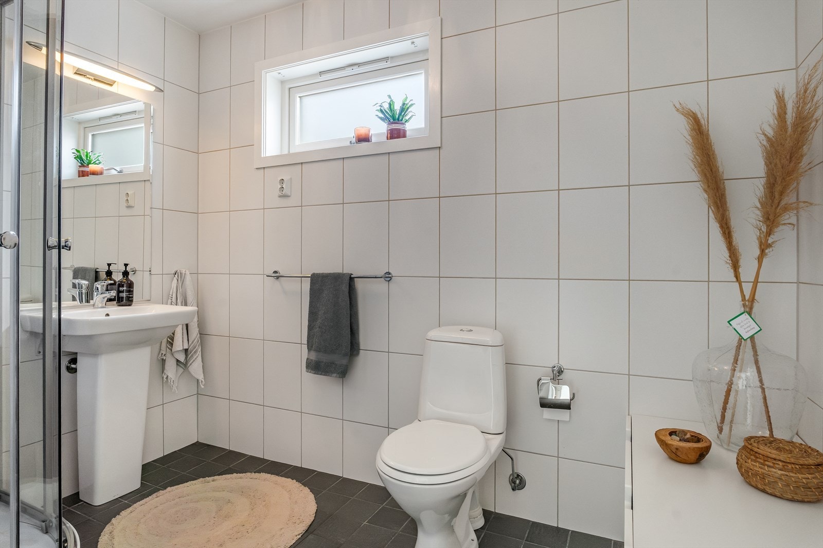 Badet i første etasje har flislagt gulv og et nyere dusjkabinett. Galleribilde