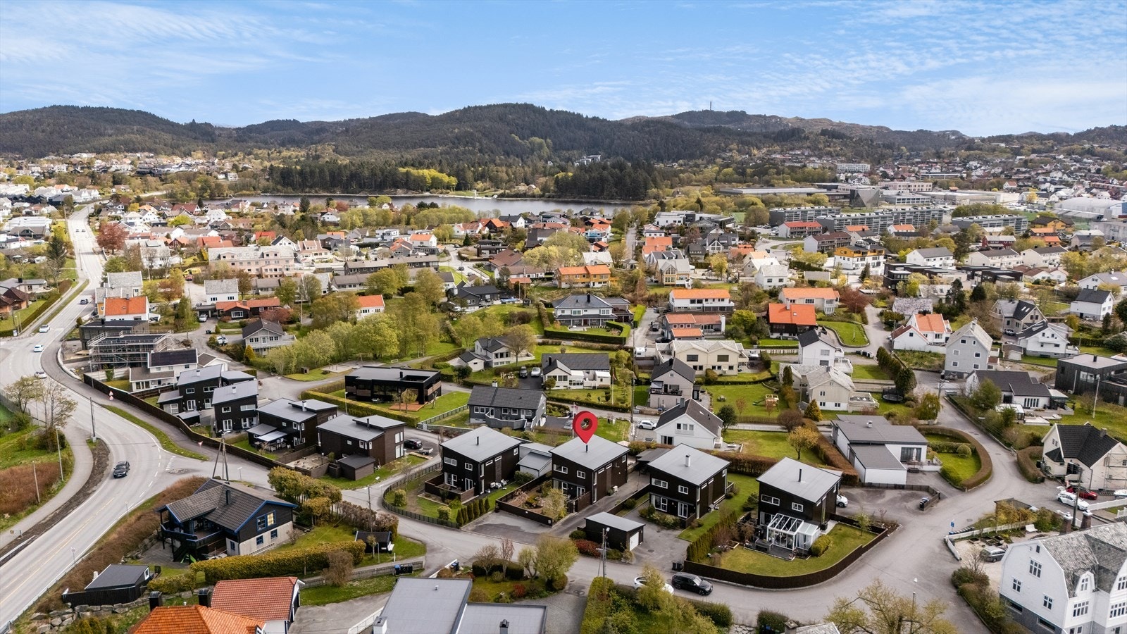 Beliggenheten byr på nærhet til flotte turområder som Vangen, Djupdalen og kyststien. Fra boligen er det kort vei til sjøen og en flott badeplass med sandstrand, kun få minutters gange unna. Galleribilde