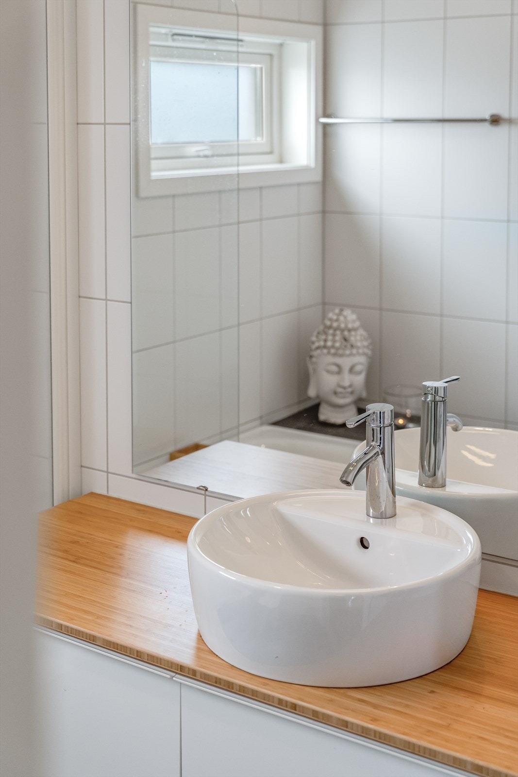 Badet har flislagte overflater på gulv og vegger. Galleribilde