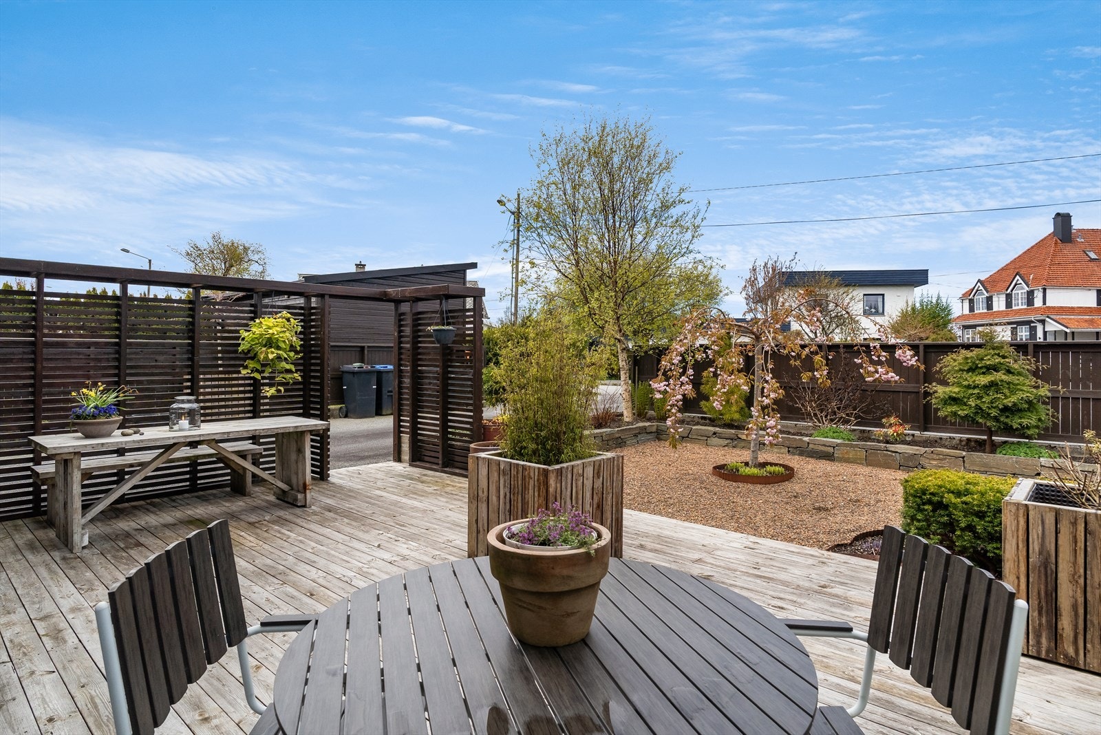 Den store terrassen rammer inn hagen, med god plass til flere sittegrupper. Galleribilde