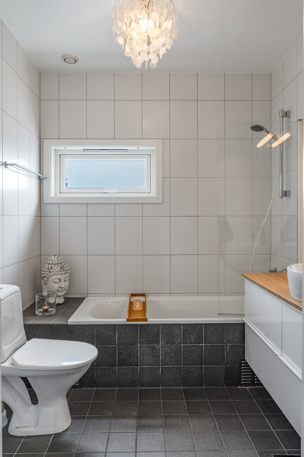 Badet i andre etasje er utstyrt med badekar. Galleribilde