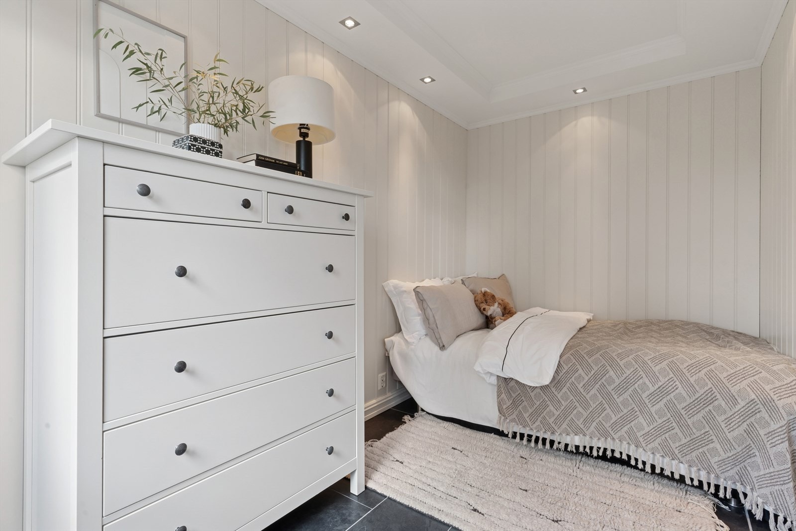 Soverom 4 med god plass til seng og klesoppbevaring. Galleribilde