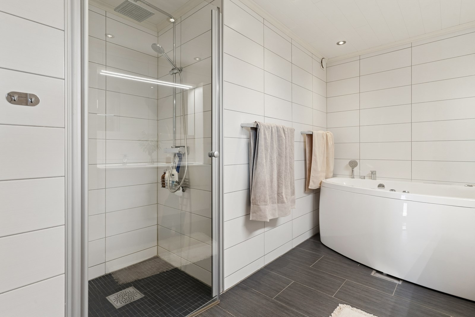 Dusjnisje og badekar på hovedbadet. Galleribilde