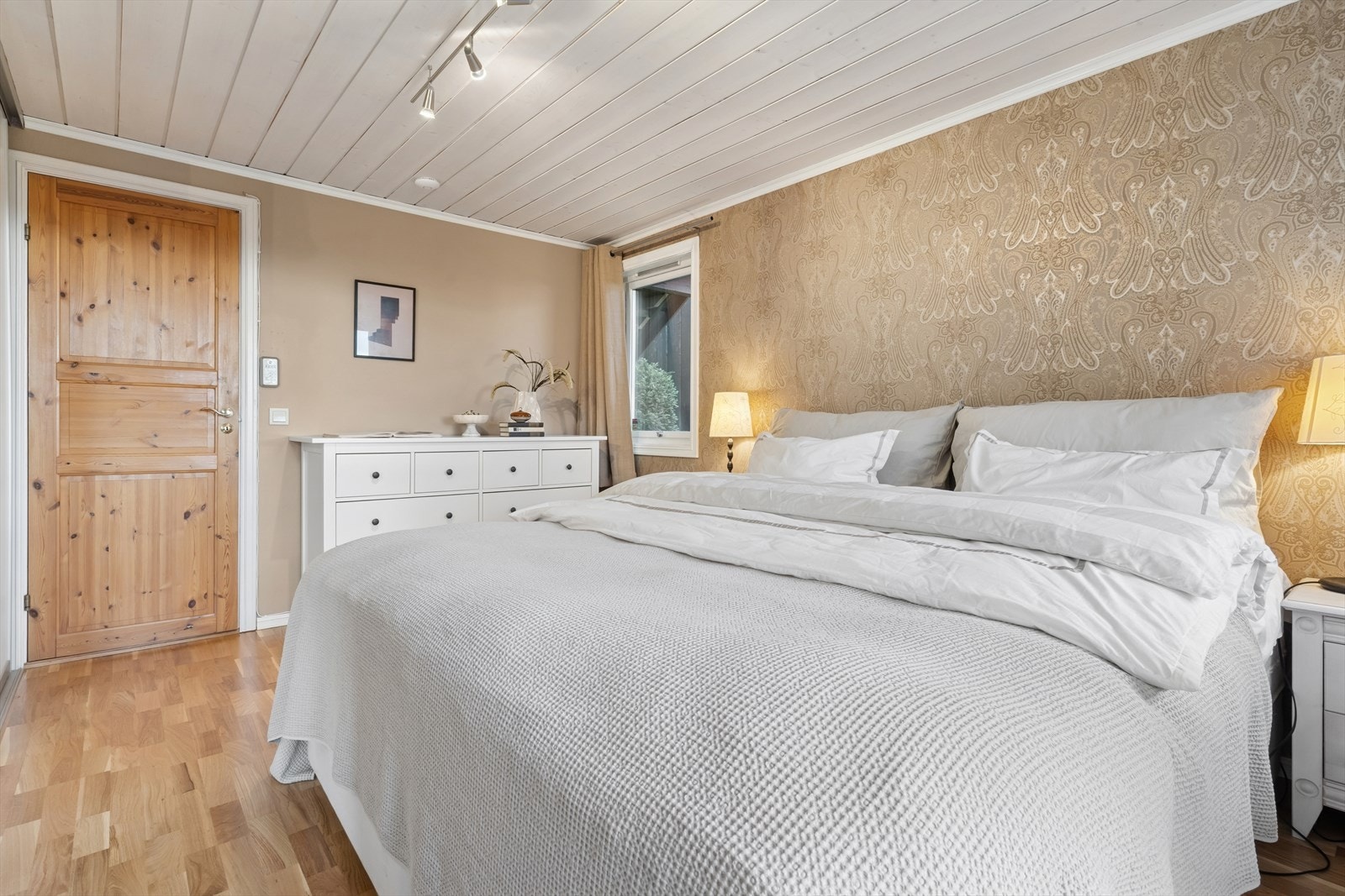 Master bedroom/soverom 1 med god plass til dobbeltseng med tilhørende nattbord. Galleribilde