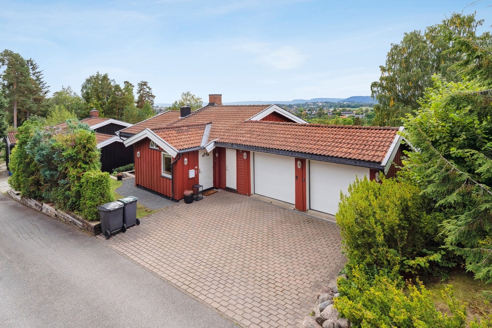 Boligen har et hyggelig inngangsparti med belegningstein og dobbelgarasje. Galleribilde