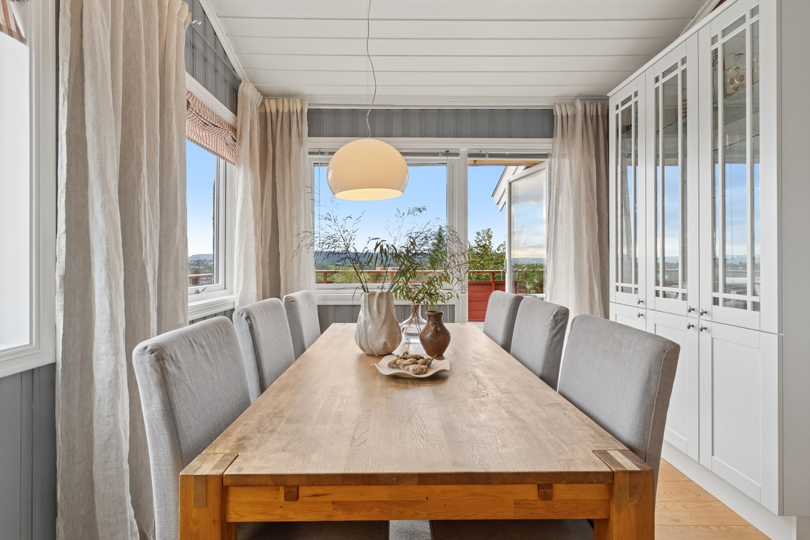 Det er direkte utgang til husets terrasse fra spisekjøkkenet og stuen. Galleribilde