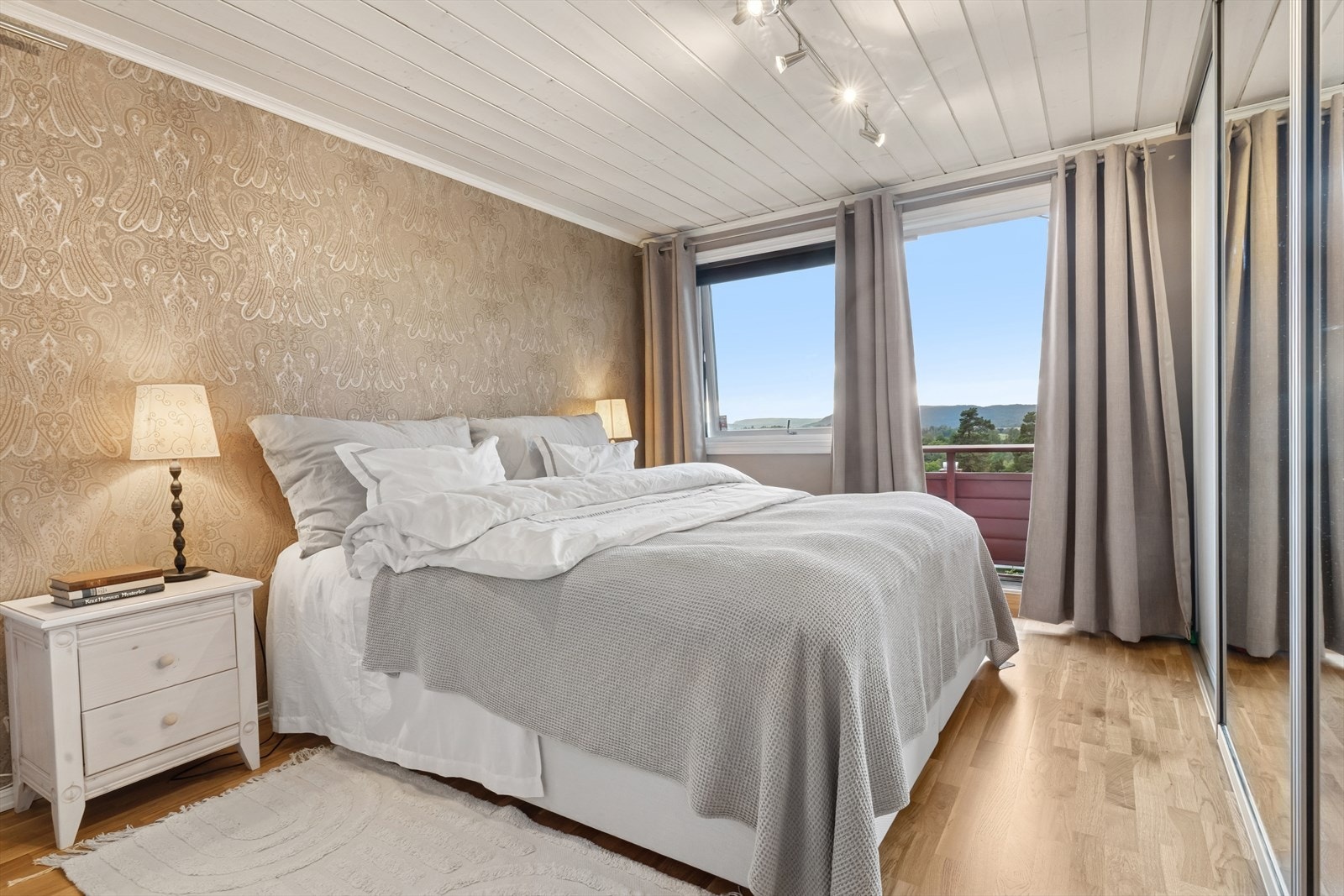 Her er det godt med garderobeskap i form av speil/skyvedørgarderobe. Utgang til balkong. Galleribilde