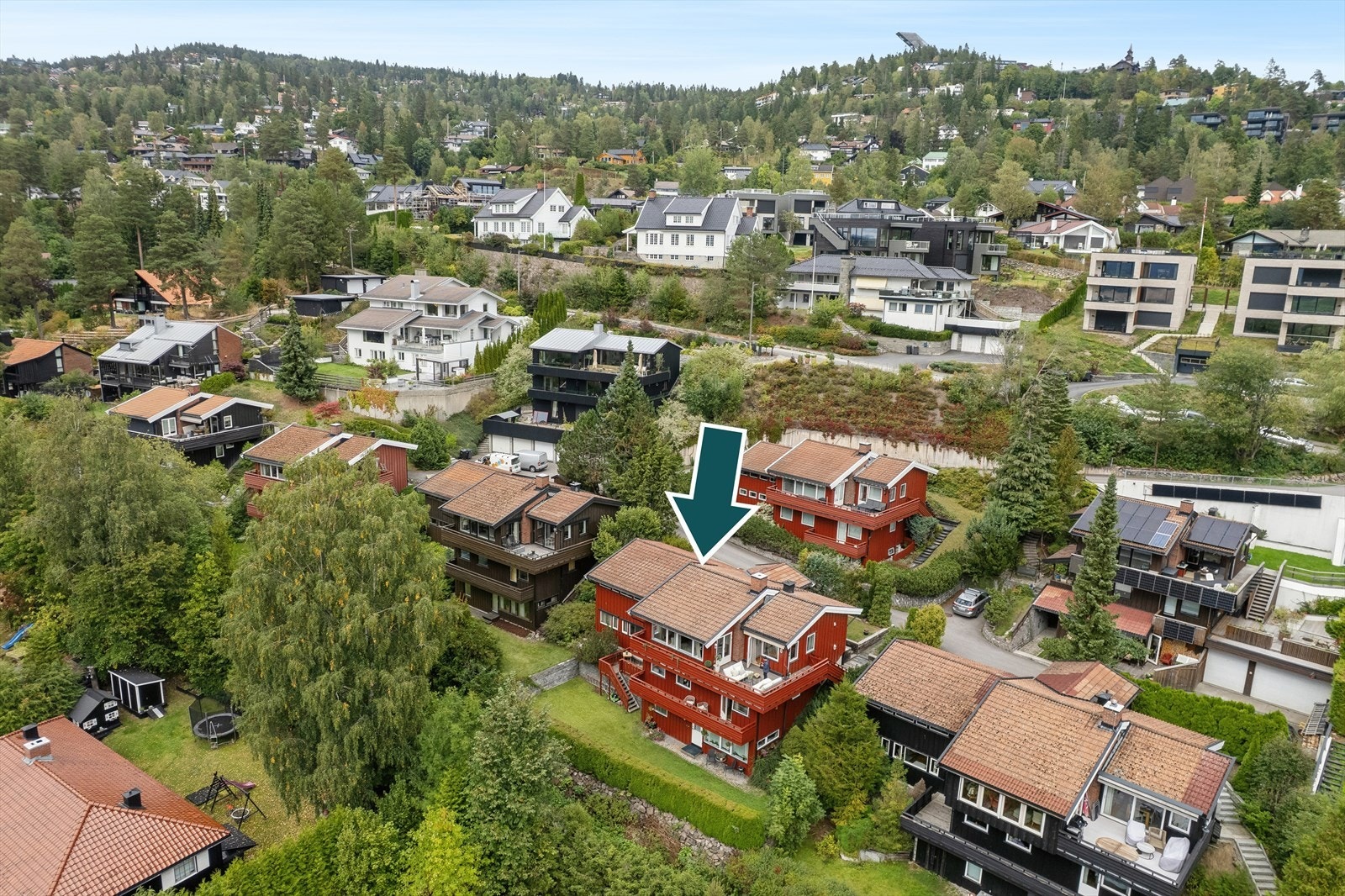 Her bor du landlig til på Holmenkollens solside, med kort vei til skog og mark, barnehager og skoler. Galleribilde