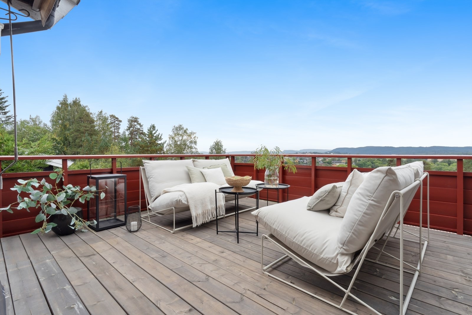 Hyggelig enebolig med stor og solrik terrasse, med flott utsyn! Galleribilde
