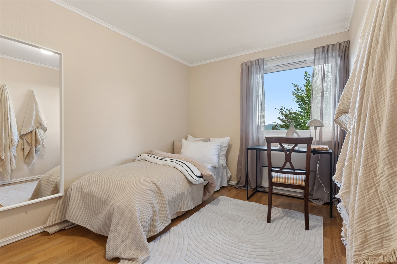 Soverom 2 med god plass til seng og skrivebord, samt garderobe. Galleribilde