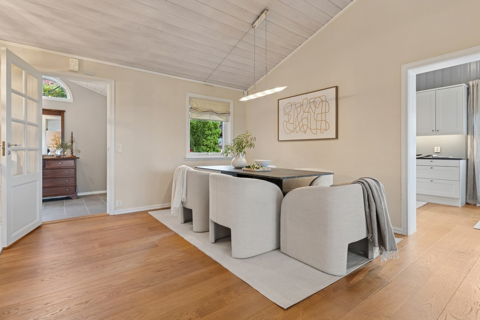 Spisestuen har god plass til stor spisegruppe, perfekt for middagsgjester! Galleribilde
