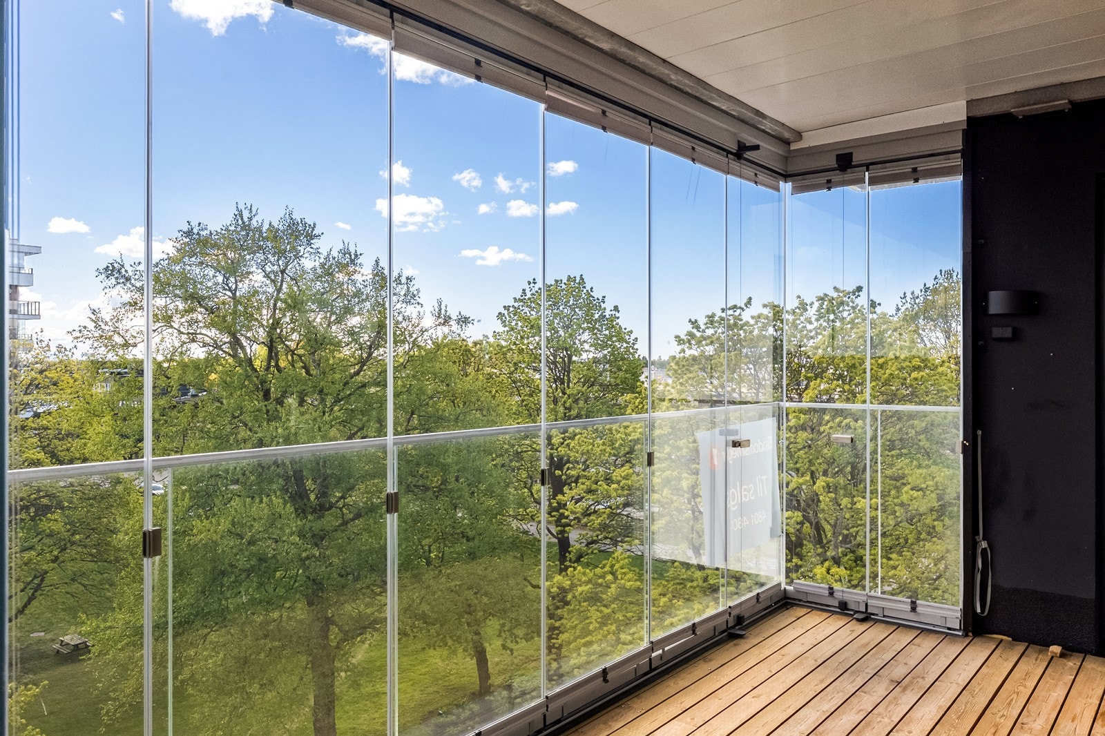 Fra stuen er det utgang til en romslig, innglasset balkong på 11 m². Galleribilde