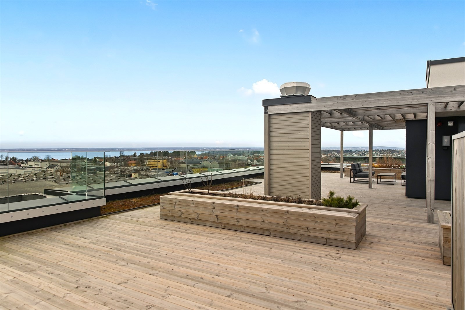 Stor, felles takterrasse. Leiligheten disponerer i tillegg en egen takparsell på 14 kvm. Galleribilde