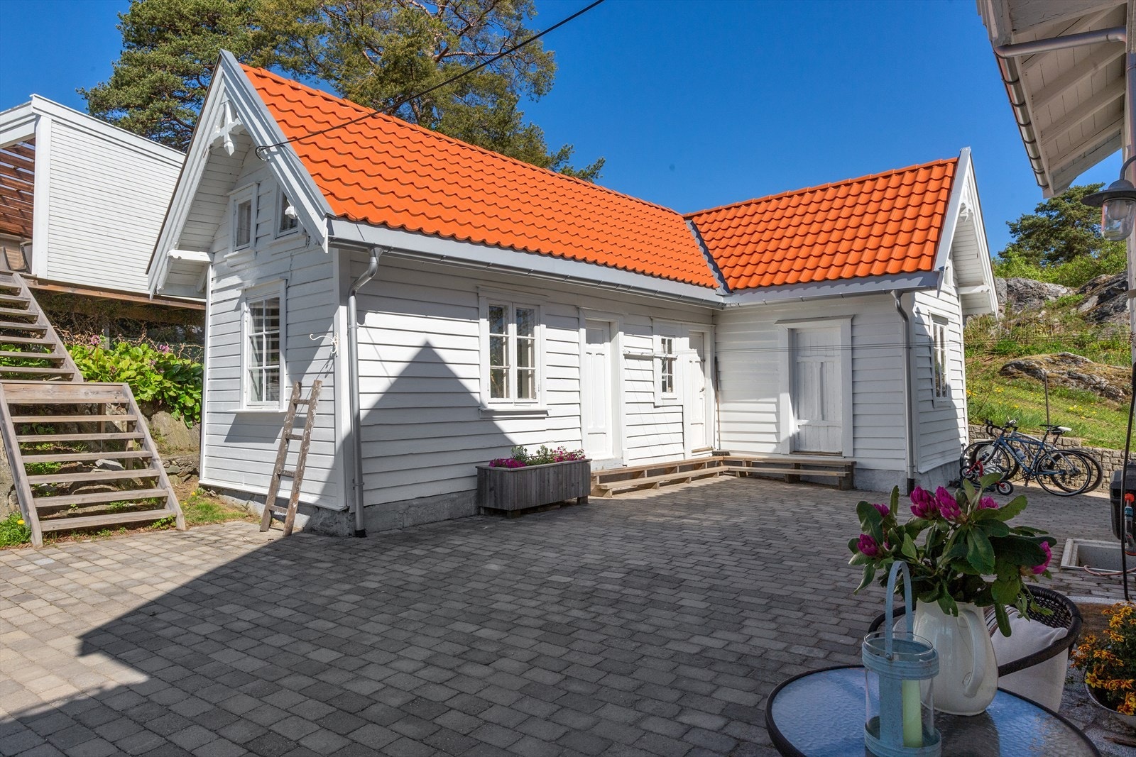 Utvendig er det uthus(32kvm) med mange bruksmuligheter. Bygget er i dag innredet med boder for lagring og ett syrom Galleribilde