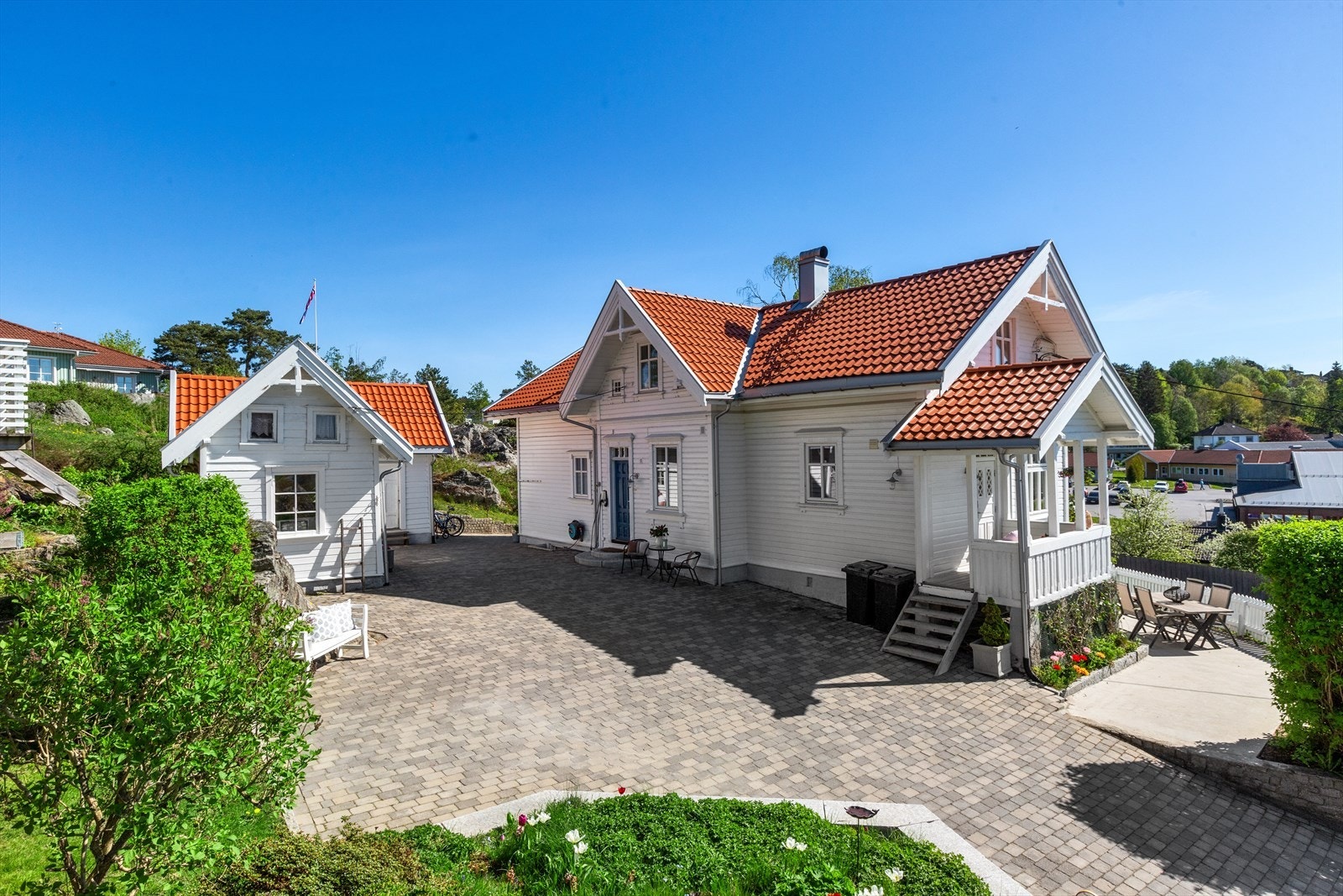 Det er gode parkeringsmuligheter på steinlagt gårdsplass eller nede på tomten ved innkjøringen. Det er montert el-billader Galleribilde