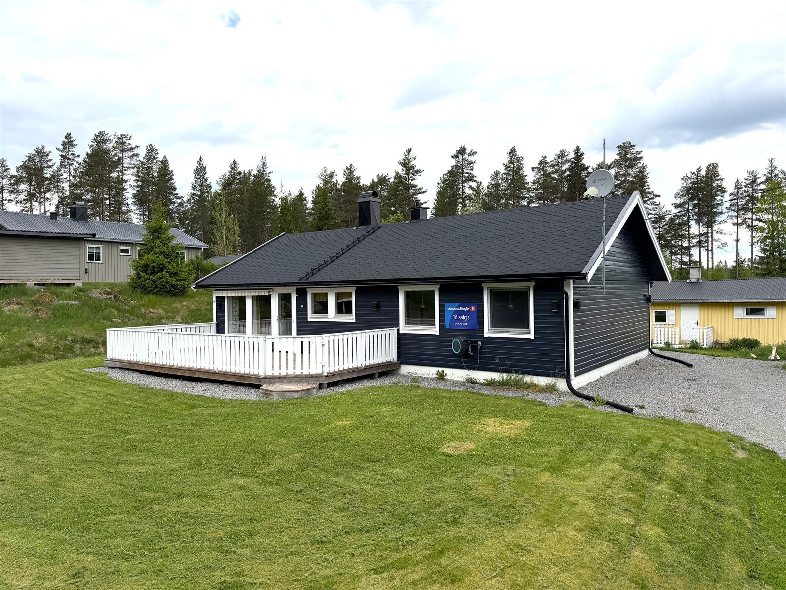 Eneboligen har nyere tak og er godt vedlikeholdt Galleribilde