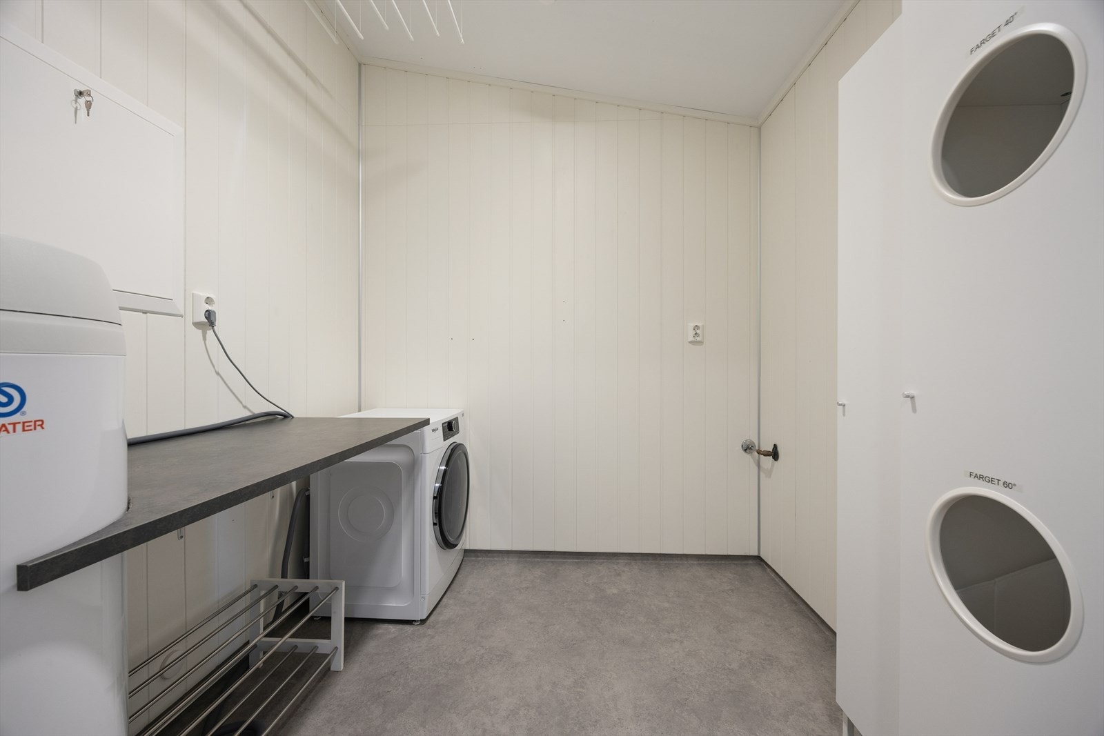 Boligen kan også skilte med et eget, praktisk vaskerom med opplegg for vaskemaskin. Galleribilde