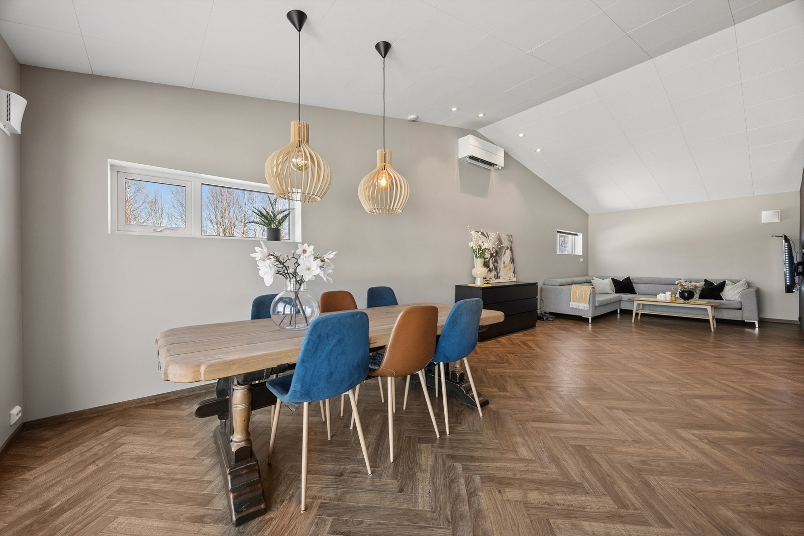 Oppholdsrommet gir god plass til både sofagruppe og langbord, med en takhøyde som gir en luftig følelse. Galleribilde
