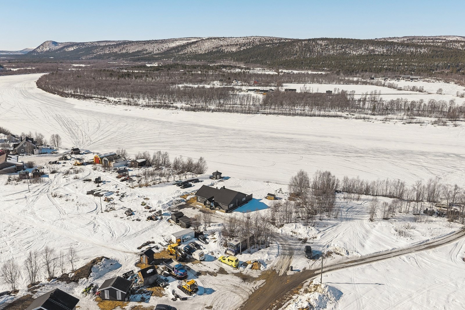 Karasjok er omgitt av storslått natur med åpne vidder, fjell og et variert elvelandskap. Galleribilde