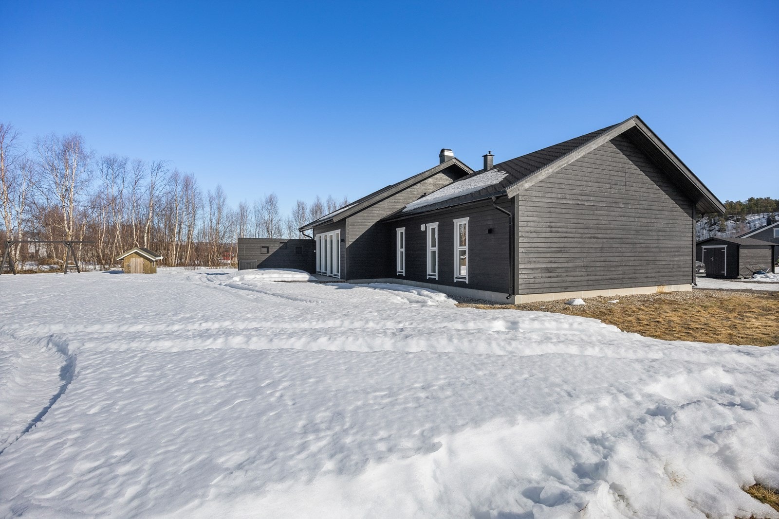 Eiendommen har en stor, relativt flat eiet tomt som er opparbeidet med plen. Galleribilde