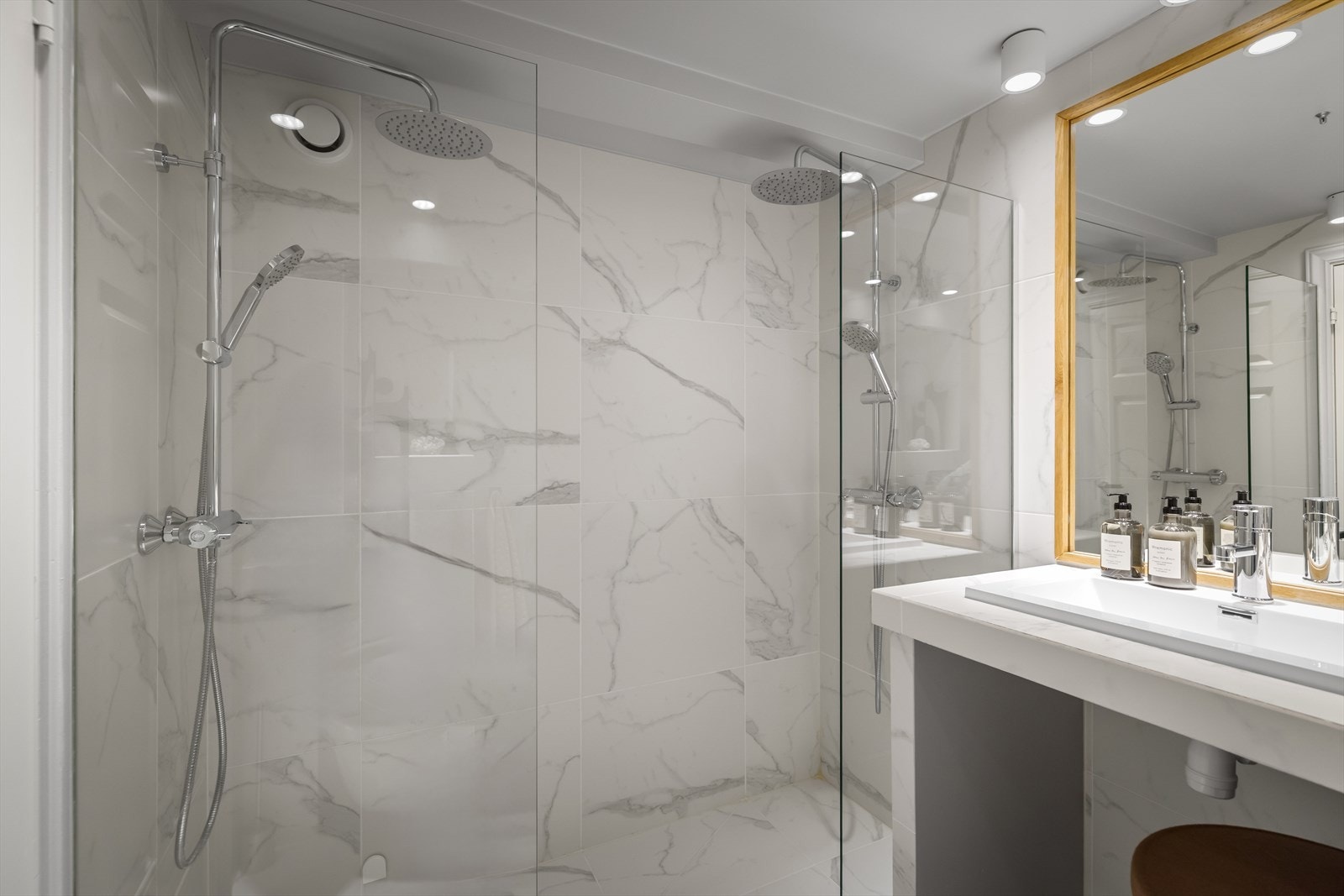 Badet er utstyrt med en romslig dusjnisje med dobbeldusj. Galleribilde