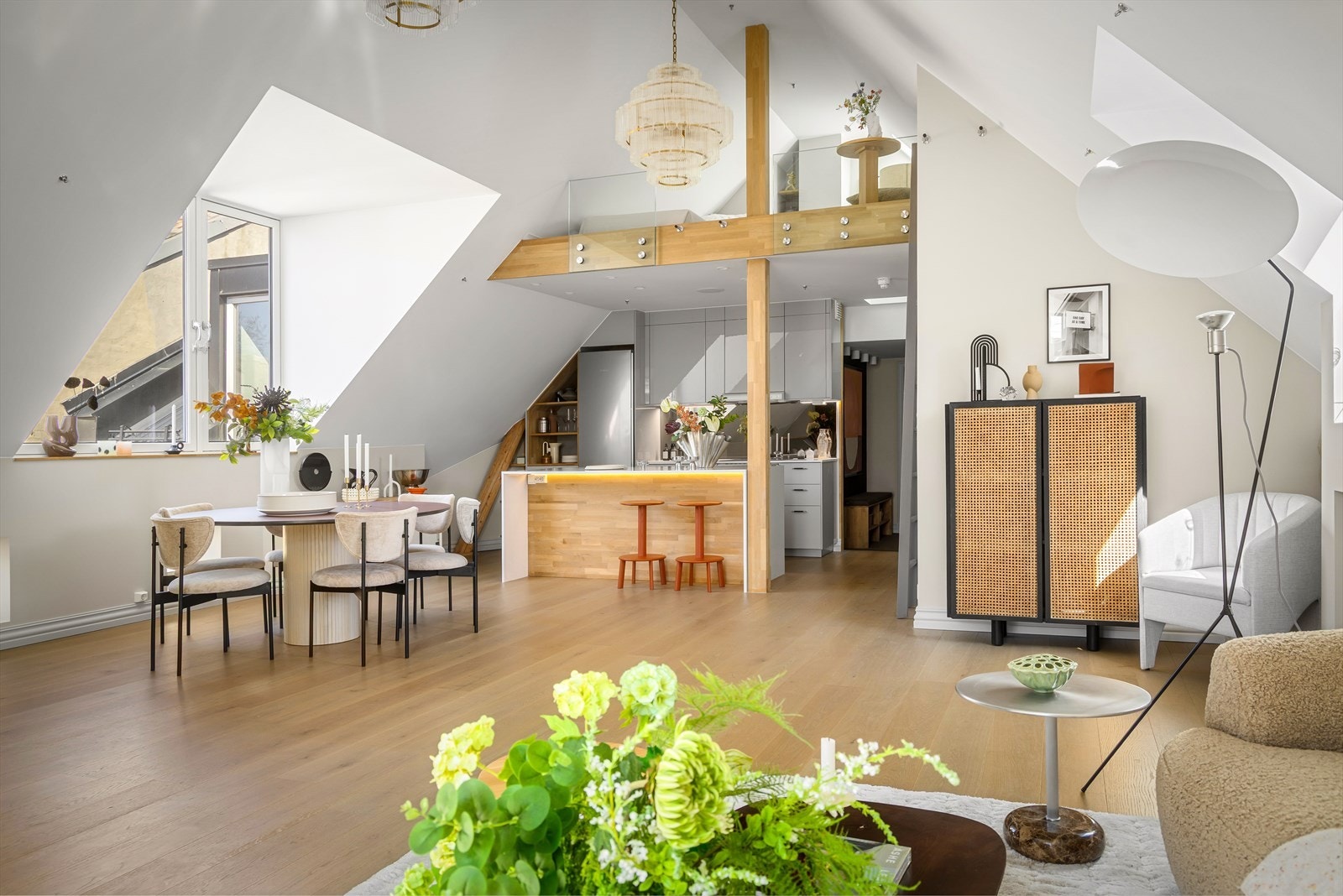 De store takflatene og de mange vinklene gir leiligheten en helt egen karakter. Galleribilde