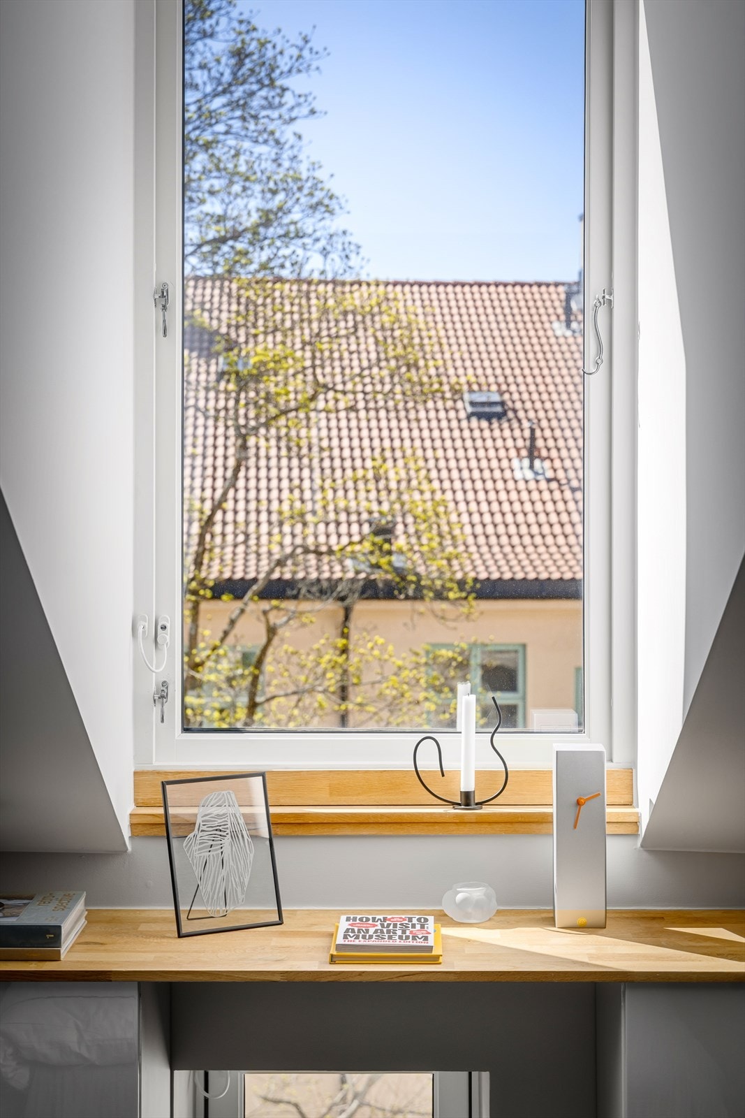 Vinduene er i malt tre med 2-lags glass, de fleste fra 2017. Galleribilde